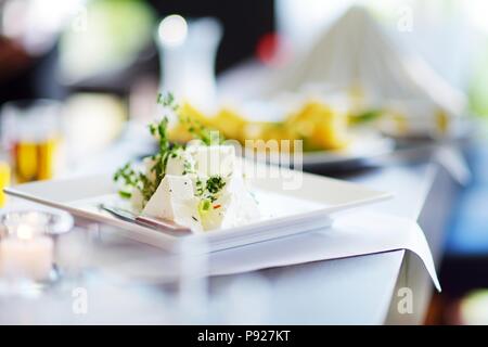 Différents types de collations et vin de table blanc sur fromages variuos Banque D'Images