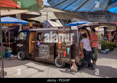 Volkswagen dormobile transformé et utilisé comme un café. La Thaïlande, en Asie du sud-est de la rue du marché Banque D'Images