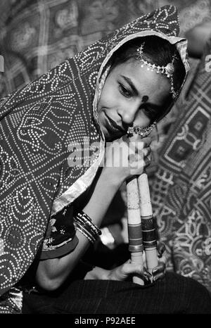 Portrait d'une jeune fille lors d'un traditionnel RAJASTHANI DANCE performance à l'CAMEL PUSHKAR FAIR - RAJASTHAN, INDE Banque D'Images