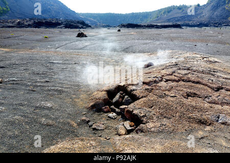 Les évents de vapeur sur le cratère du volcan Kilauea Iki surface avec l'effritement des roches de lave dans le parc national des volcans dans la grande île de Hawaii, USA Banque D'Images