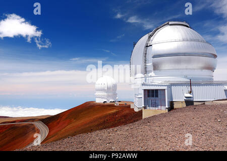 Observatoires sur sommet du Mauna Kea montagne. Installations de recherche astronomique et observatoires grand télescope situé au sommet du Mauna Kea Banque D'Images