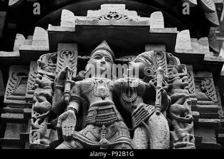 Statues de grès sculpté à la main d'un roi et de son épouse dans le CHANDRAPRABHU Jain temple intérieur FORT JAISALMER - RAJASTHAN, INDE Banque D'Images