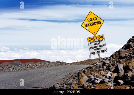 Un panneau routier sur une route escarpée au sommet du Mauna Kea, un volcan de l'île d'Hawaï. Le sommet du Mauna Kea pic est le point le plus élevé de Banque D'Images