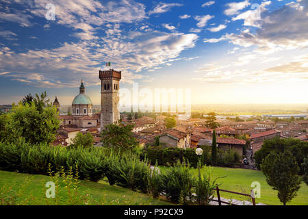 Belle vue sur le coucher de soleil de Lonato del Garda, une commune italienne de la province de Brescia dans la Région Lombardie, Italie Banque D'Images