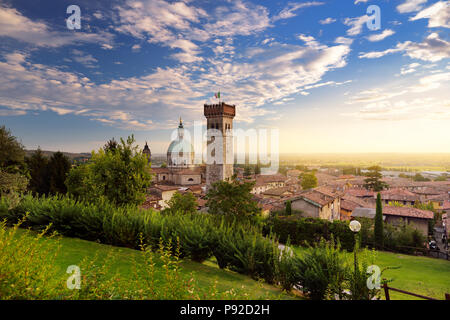 Belle vue sur le coucher de soleil de Lonato del Garda, une commune italienne de la province de Brescia dans la Région Lombardie, Italie Banque D'Images