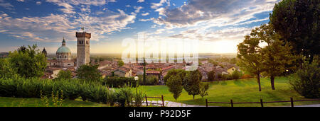 Belle vue sur le coucher de soleil de Lonato del Garda, une commune italienne de la province de Brescia dans la Région Lombardie, Italie Banque D'Images