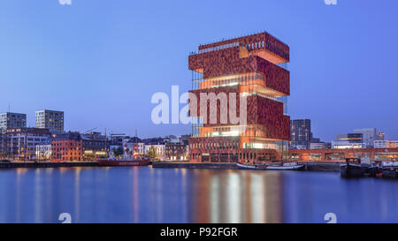 À ANVERS LE 5 JUIN 2018. Musée MAS Anvers au crépuscule. C'est le plus grand musée d'Anvers et l'un des sites architecturaux de la ville. Banque D'Images