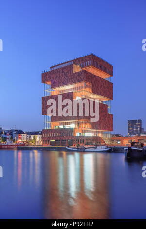 À ANVERS LE 5 JUIN 2018. Musée MAS Anvers au crépuscule. C'est le plus grand musée d'Anvers et l'une des caractéristiques architecturales. Banque D'Images