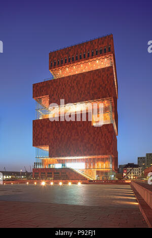 À ANVERS LE 5 JUIN 2018. Musée MAS Anvers au crépuscule. C'est le plus grand musée d'Anvers et l'un des sites architecturaux, situé dans un Banque D'Images