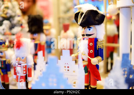 Casse-noix de Noël vendus au marché de Noël à Vilnius, Lituanie. Lumineux et décoré avec de nombreux stands d'achats de jouets de Noël. Banque D'Images