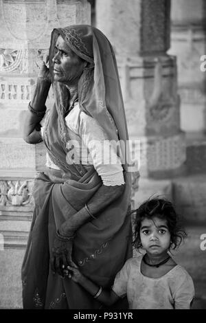 Les pèlerins à l'intérieur du MANDIR CHAUMUKHA TEMPLE DE RANAKPUR dans le district de Pali Rajasthan - Inde près de Sadri Banque D'Images