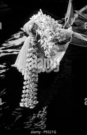 Des fleurs décorent la proue d'un bateau au marché flottant sur KLONG DAO KANONG - BANGKOK, THAÏLANDE Banque D'Images