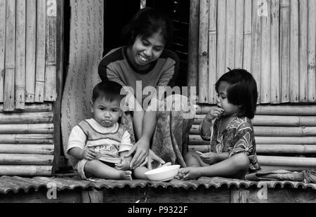 Un Thaï la mère et l'enfant sur leur porche dans le village musulman de Tung Nang Dam situé au nord de la mer d'Andaman - Thailande Banque D'Images