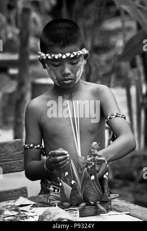 Un garçon fait une Loi Krathong flotter pendant le festival à la MAISON ET DE LA VIE en orphelinat - KHAO PHANG NNGA LOK, THAÏLANDE Banque D'Images