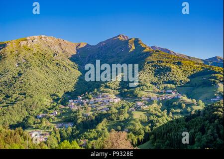 Petit village de montagne au printemps Banque D'Images