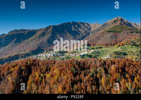 Petit village de montagne à l'automne Banque D'Images