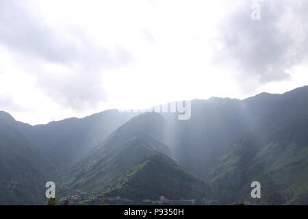 Belles montagnes de l'Himalaya comme vu au cours Roopkund trek dans l'Uttarakhand Banque D'Images