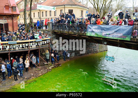 VILNIUS, LITUANIE - le 18 mars 2017 : Des centaines de personnes bénéficiant des festivités et célébrer le jour de la Saint Patrick à Vilnius. Rivière Vilnele a été teinte gree Banque D'Images