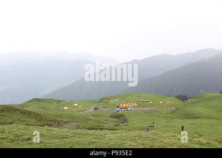 Belles montagnes de l'Himalaya comme vu au cours Roopkund trek dans l'Uttarakhand Banque D'Images