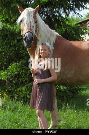 Michurinsk, la Russie, le 24 mai 2018 : enfant fille et cheval Haflinger du Tyrol lors de la répétition générale de l'Exposition agricole Michurin Banque D'Images