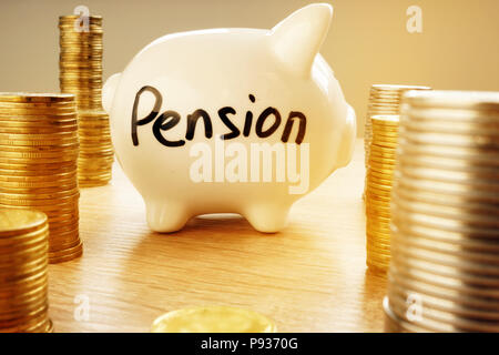 Plan de retraite. Tirelire avec word pension. Banque D'Images