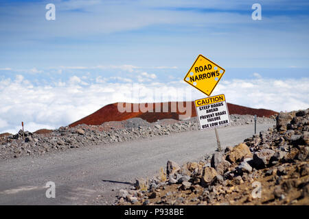 Un panneau routier sur une route escarpée au sommet du Mauna Kea, un volcan de l'île d'Hawaï. Le sommet du Mauna Kea pic est le point le plus élevé de Banque D'Images