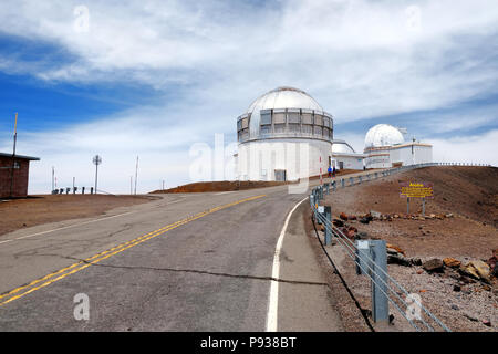 Observatoires sur sommet du Mauna Kea montagne. Installations de recherche astronomique et observatoires grand télescope situé au sommet du Mauna Kea Banque D'Images