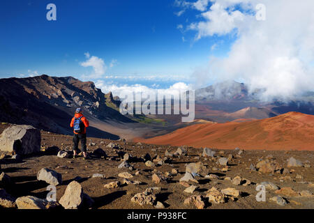 Randonnées touristiques dans la région de Volcan Haleakala Crater sur la piste des sables bitumineux. Belle vue sur le cratère et les cônes de cendres ci-dessous. Maui, Hawaii, États-Unis Banque D'Images