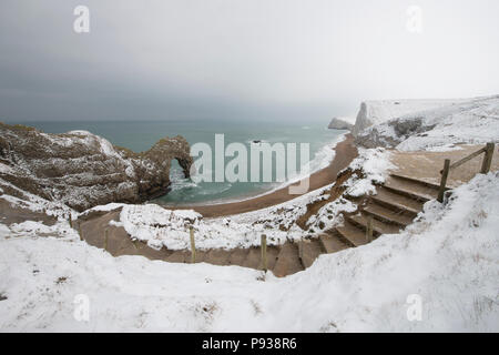 Durdle Door dans la neige sur la côte du Dorset. Banque D'Images