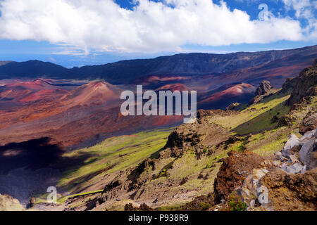 Paysage magnifique de volcan Haleakala Crater prises au sommet de l'Haleakala à Kalahaku donnent sur. Vue d'ensemble du cratère et les sentiers snak Banque D'Images