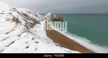 Durdle Door dans la neige sur la côte du Dorset. Banque D'Images