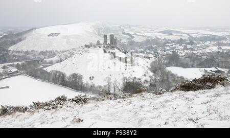 Château de Corfe dans la neige. Banque D'Images