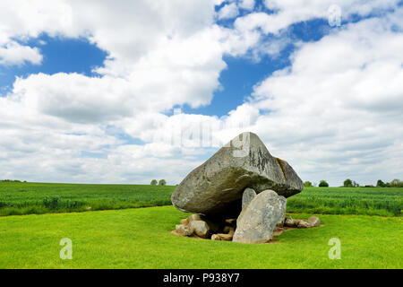 Le Brownshill Dolmen, officiellement connu comme Kernanstown Cromlech, un magnifique granit mégalithique capstone, pesant environ 103 tonnes, situé dans des pays Banque D'Images