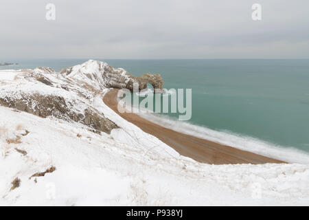 Durdle Door dans la neige sur la côte du Dorset. Banque D'Images