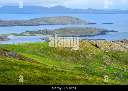 Belle vue sur la baie de Derrynane sur l'Iveragh. Pittoresque célèbre Ring of Kerry route de l'Irlande. Îles Rocheuses situé dans une mer bleu forment un na Banque D'Images