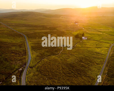 Belle vue sur le coucher de soleil de la région du Connemara en Irlande. Campagne irlandaise pittoresque paysage avec de magnifiques montagnes à l'horizon, comté de Galway, Irlande Banque D'Images