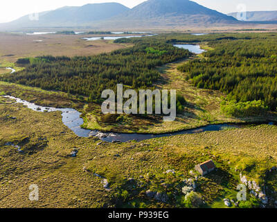 Belle vue sur le coucher de soleil de la région du Connemara en Irlande. Campagne irlandaise pittoresque paysage avec de magnifiques montagnes à l'horizon, comté de Galway, Irlande Banque D'Images