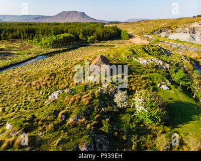 Belle vue sur le coucher de soleil de la région du Connemara en Irlande. Campagne irlandaise pittoresque paysage avec de magnifiques montagnes à l'horizon, comté de Galway, Irlande Banque D'Images