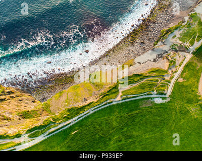 Monde célèbres Falaises de Moher, l'une des destinations touristiques les plus populaires en Irlande. Vue aérienne de l'attraction touristique bien connu sur l'Atlantique sauvage Banque D'Images