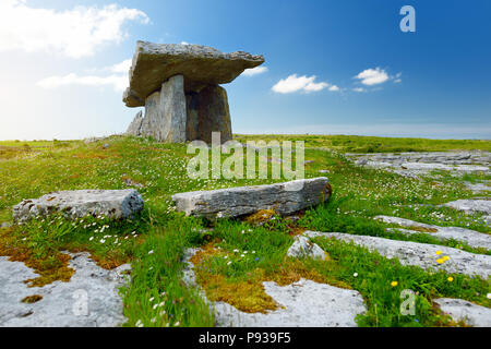 Dolmen de Poulnabrone, un portail tombe néolithique, attraction touristique populaire situé dans le Burren, comté de Clare, Irlande Banque D'Images