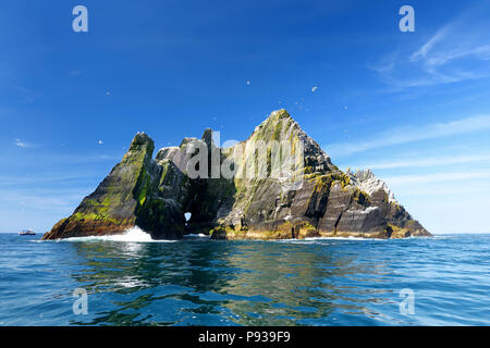 Little Skellig Island, qui abrite de nombreux oiseaux divers et la deuxième plus grande colonie de fous de Bassan au monde, le comté de Kerry, Irlande. Attractions touristiques Banque D'Images