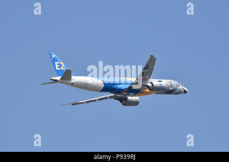 Le tout nouveau Embraer E190 E2 avion de ligne moyen courrier au départ de London City Airport situé à London's Royal Docks Banque D'Images