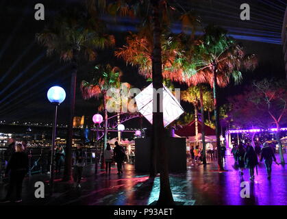 Sydney, Australie - Jun 04, 2018. Les gens apprécient Vivid Sydney Festival à Circular Quay sur une nuit pluvieuse. Il s'agit d'une manifestation annuelle en plein air, la célébration de Banque D'Images