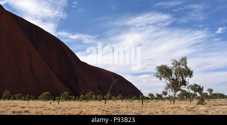 L'Australie, Yulara - Jun 10, 2018. Le paysage paysage d'Uluru connu sous le nom de Ayers Rock dans le Parc National d'Uluru-Kata Tjuta dans le Territoire du Nord Banque D'Images