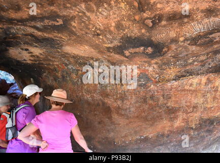 L'Australie, Yulara - Jun 10, 2018. L'observation touristique les dessins rock à Uluru. L'art indigène australien est la plus ancienne tradition ininterrompue Banque D'Images