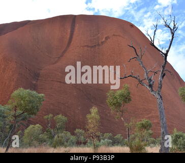 L'Australie, Yulara - Jun 10, 2018. Le paysage paysage d'Uluru connu sous le nom de Ayers Rock dans le Parc National d'Uluru-Kata Tjuta dans le Territoire du Nord Banque D'Images