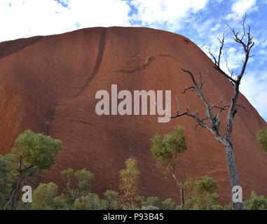 L'Australie, Yulara - Jun 10, 2018. Le paysage paysage d'Uluru connu sous le nom de Ayers Rock dans le Parc National d'Uluru-Kata Tjuta dans le Territoire du Nord Banque D'Images