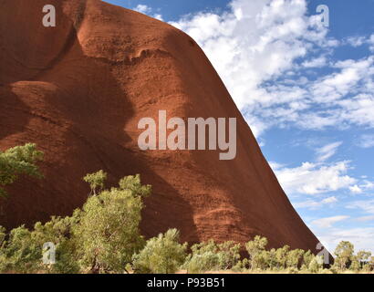 L'Australie, Yulara - Jun 10, 2018. Le paysage paysage d'Uluru connu sous le nom de Ayers Rock dans le Parc National d'Uluru-Kata Tjuta dans le Territoire du Nord Banque D'Images