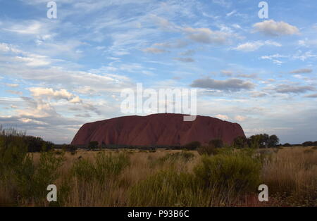 L'Australie, Yulara - Jun 10, 2018. Le paysage paysage d'Uluru connu sous le nom de Ayers Rock dans le Parc National d'Uluru-Kata Tjuta dans le Territoire du Nord Banque D'Images