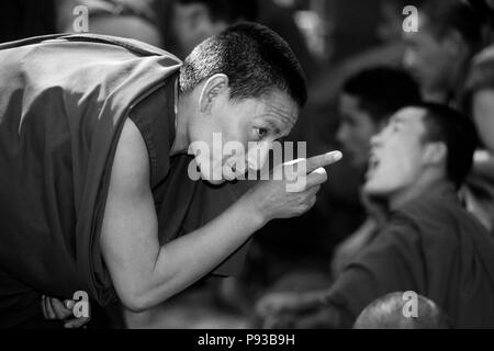 Débat Les moines les subtilités du bouddhisme tibétain dans cette forme historique de l'apprentissage au monastère de Séra - Lhassa, Tibet Banque D'Images